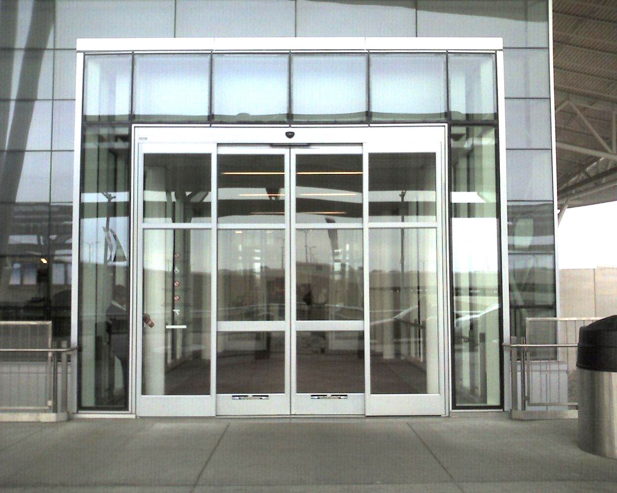 DuraGlide® 2000/3000 Bestselling Automatic Sliding Door STANLEY